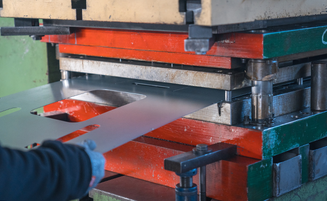 Operaio fa una lavorazione su lamiera in conto terzi nella sede della Barbieri Michele Srl a Sala Bolognese e Bologna